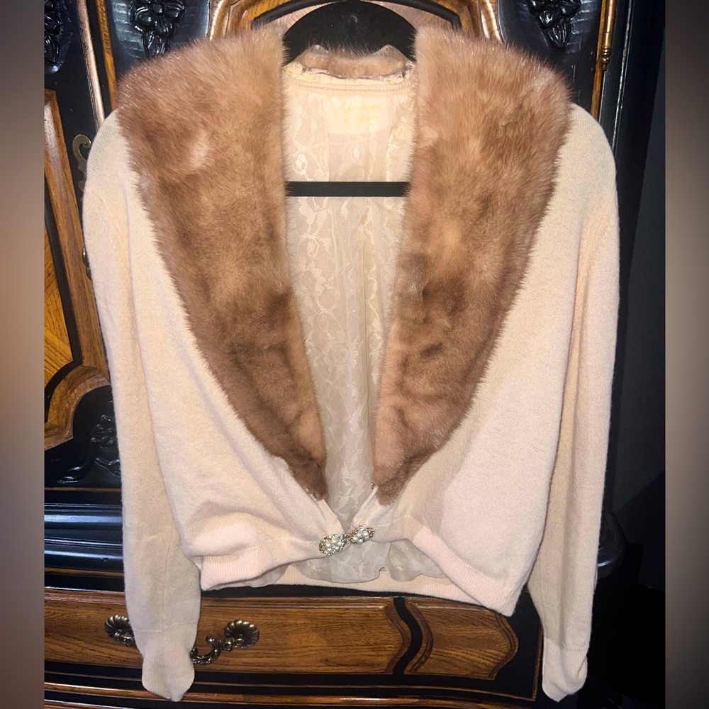 Vintage beige cashmere cardigan with removable fur collar